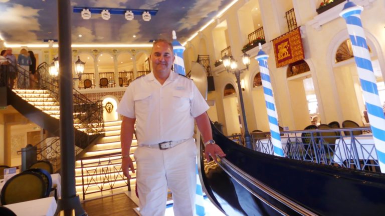 Um navio de cruzeiro são dois hotéis de uma cidade flutuante, diz o diretor de hotel do Costa Venezia