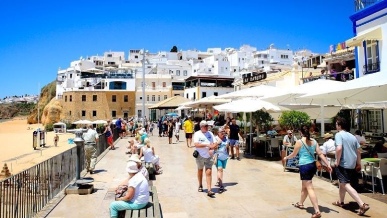 Dois terços dos residentes no Algarve auferem rendimentos provenientes do turismo