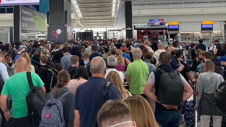 Heathrow pede às companhias que não vendam mais bilhetes para o verão