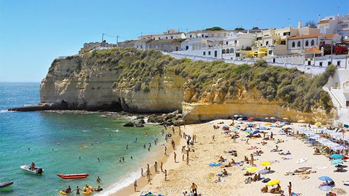 Retoma do turismo faz rever em alta previsões económicas para Portugal