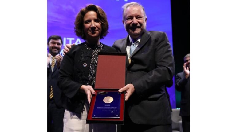 Rita Marques agraciada com a Medalha de Ouro da APAVT