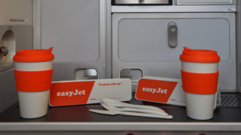 Tripulação da easyJet passa a usar talheres e copos 100% reutilizáveis
