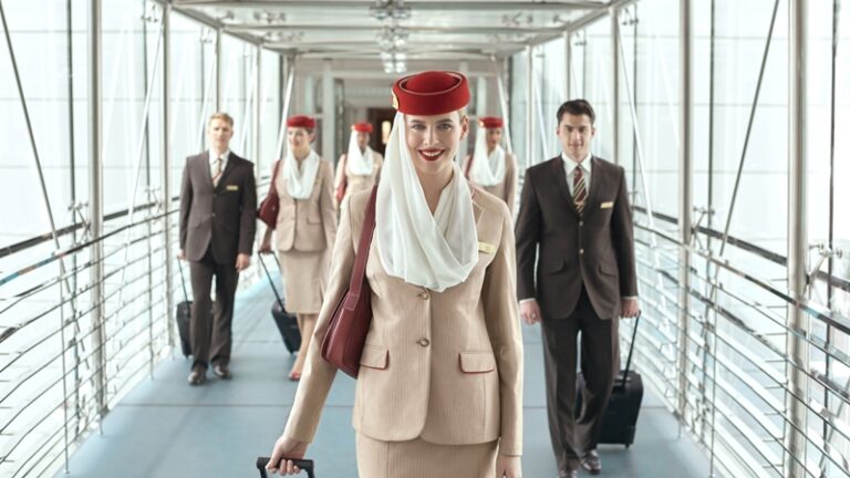 Emirates vai recrutar 5.000 novos tripulantes de cabine em todo o mundo